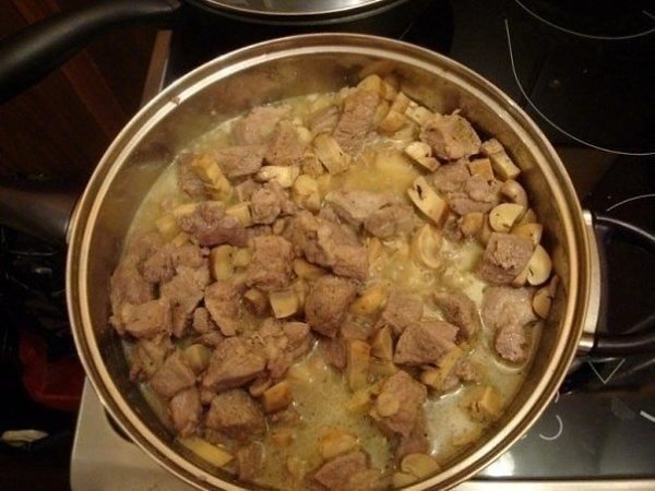 Мясо в сырном соусе.Ингредиенты:1. Мясо (у меня 1,5 кг замороженной свиной шеи)2. Шампиньоны (0,5 кг ... - 5