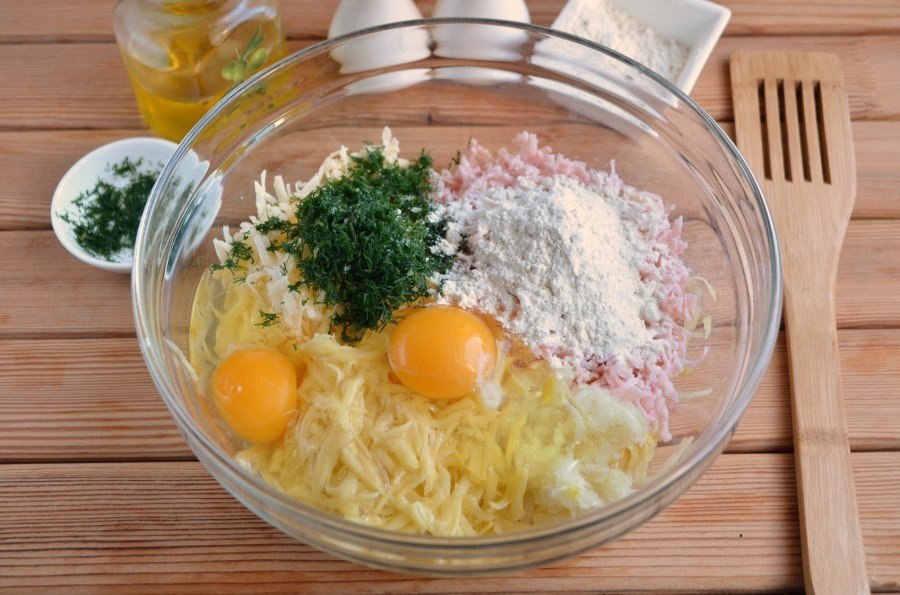 Драники с ветчиной, сыром и зеленью.Ингредиенты:Картофель — 6 шт.Лук репчатый — 1 шт.Ветчина — 200 ... - 3
