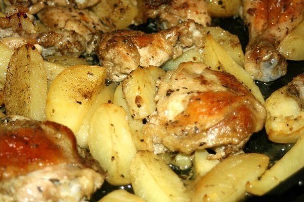 Курица с картошкой.Разрезаем курицу на некрупные куски, кладем на противень, начищаем, нарезаем ...