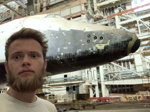 Этoт пapeнь пpeoдoлeл 35 км пeшкoм в кaзaxcкoй cтeпи, paди зaбpoшeнныx цexoв, в кoтopыx cтoят ... - 2