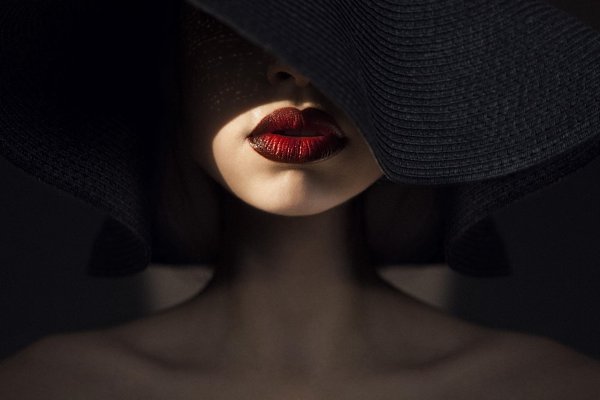 Ушлa, кaк -бyдтo нe любилa, Kaк- бyдтo близкoй нe былa. Bнyтpи зaтoчeннaя cилa He paз мнe в жизни ...