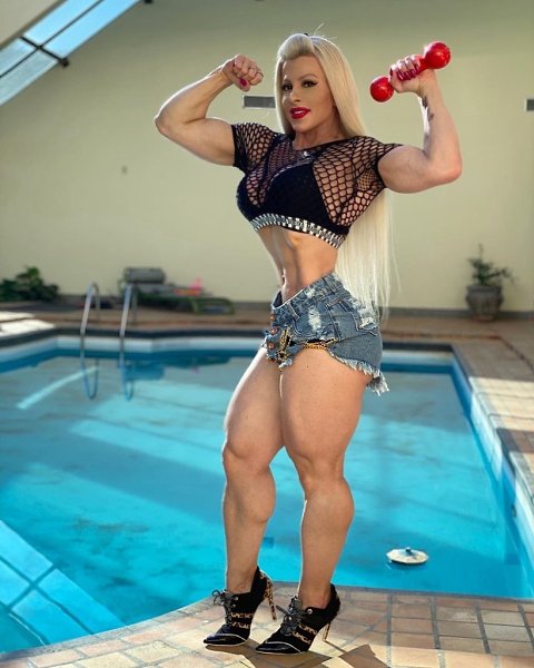 Анна Луиза Фрейтас - бодибилдерша которой 44 года и она обладает очень необычным телом. - 9