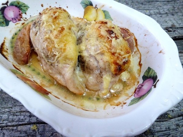 Куриная грудка, фаршированная персиками.Ингредиенты:Грудка куриная — 350 гПерсик — 2 шт.Сыр ... - 4