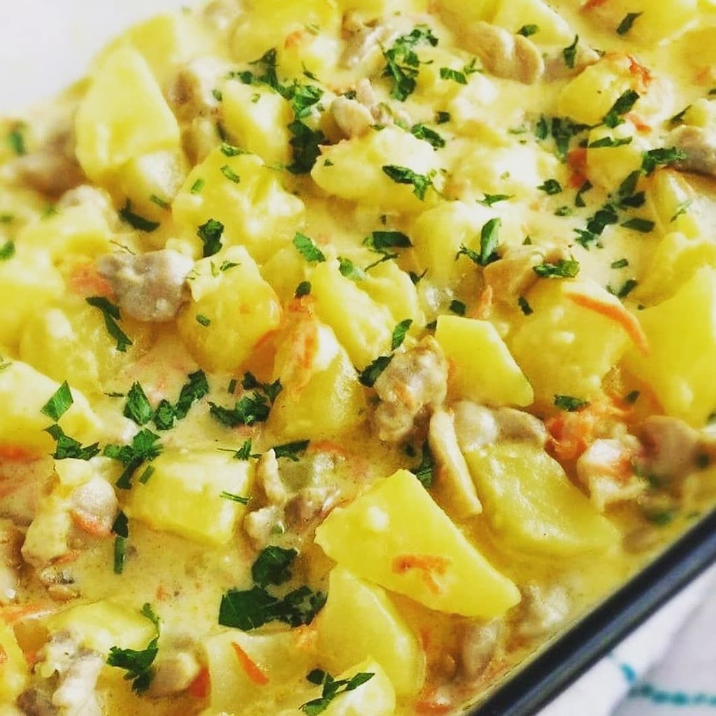 СЛИВОЧНЫЙ КАРТОФЕЛЬ С КУРИЦЕЙ.Ингредиенты:12 шт. картофеля (~2 кг)4 куриных бедрышка2 моркови500 мл ...