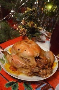 Курица, фаршированная гранатом и сыром.Ингредиенты:Соевый соус -6 ст.лКурица-1 шт.Сыр-200гГранат-1 ...