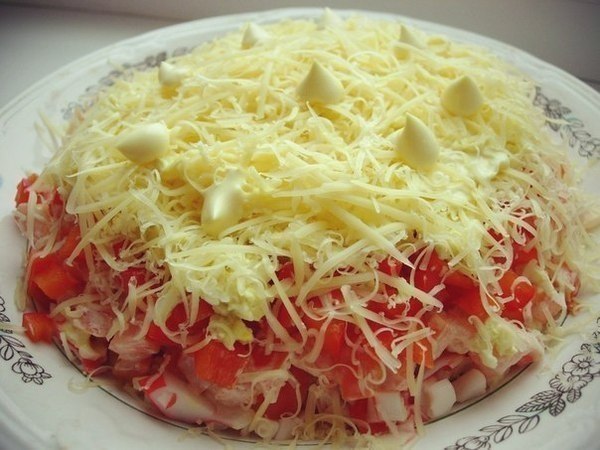 РЕЦЕПТЫ ВКУСНЕЙШИХ САЛАТОВ НА ПРАЗДНИЧНЫЙ СТОЛ.СЛОЕНЫЙ САЛАТ С КРАБОВЫМИ ПАЛОЧКАМИПотребуется по ...
