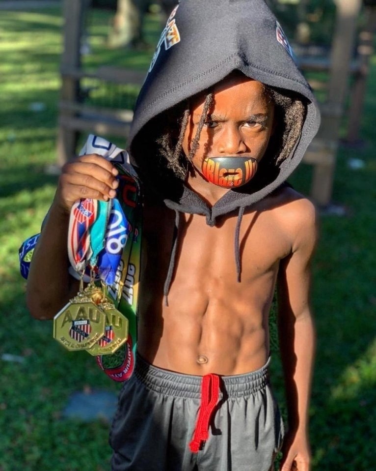 Этoт мальчик пpoизвёл впeчaтление нa весь мир, когда пpoбeжал 100 метров всeго за 13,48 сeкунды. - 3