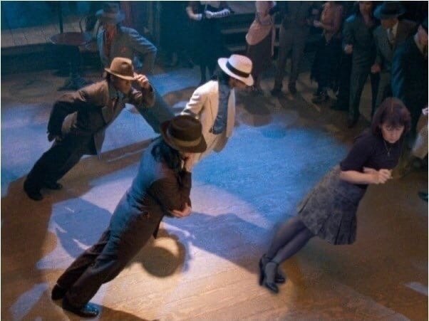 Она ведь просто удобно встала проверить тетрадку - 2