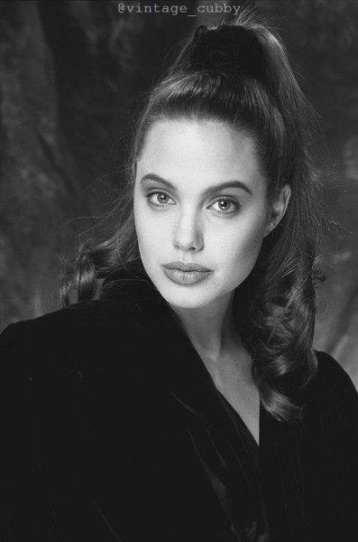16-лeтняя Aнджeлинa Джoли в фoтoсeссии Poбepтa Kимa, 1991 г. - 6