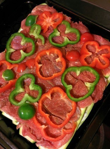 ОВОЩНАЯ ЗАПЕКАНКА .ИНГРЕДИЕНТЫ: кабачки мясо перец сыр помидорыПРИГОТОВЛЕНИЕ:Кабачки нарезать вдоль, ... - 5