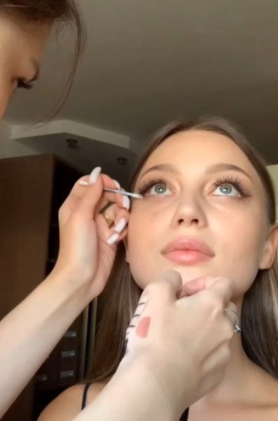 Я была очень уставшей, но подруга сделала мне шикарный макияж! Так я и пошла на свидание! - 2
