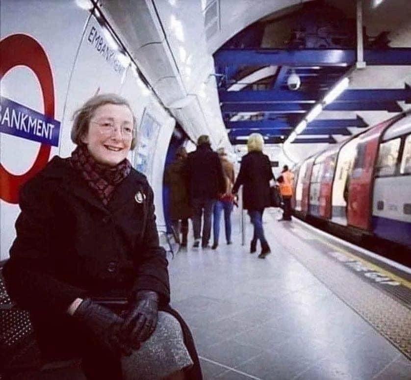 В Лондоне есть женщина, которая каждый день приходит в метро и сидит на платформе, чтобы услышать ...