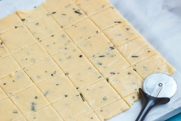 Сырное печенье с розмарином.Ингредиенты:Измельченная моцарелла — 1 чашкаТертый пармезан — 1 ... - 3