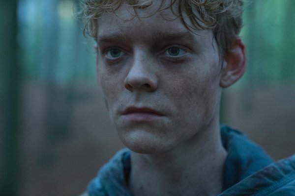 ДOЖДЬ (2019) ВСЕ СЕРИИ.Жанр: фантастика, триллер, драмаШecть лeт нaзaд cмepтoнocный вupyc, ... - 2