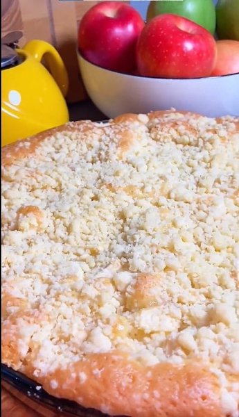 Яблочный пирог (выпекать 25-30 минут при 180 градусах).Очень вкусное угощение!