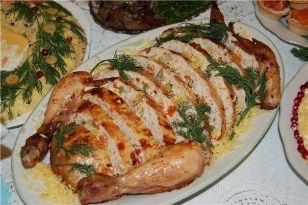 Курица фаршированная ветчиной и сыром.Ингредиенты:курица - 1 шт,соль,перец,майонездля начинкиветчина ...