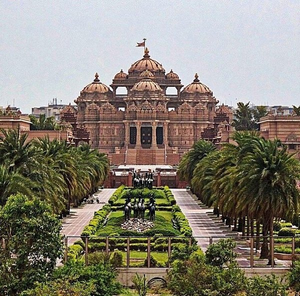 Индуистский храмовый комплекс в г. Дели. Вошёл в Книгу Рекордов Гиннеса как самый грандиозный ...