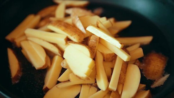 Хрустящая жареная картошка.Ингредиенты:Картофель — 5-6 шт.Растительное масло — для жаркиСоль — 1 ч. ... - 3