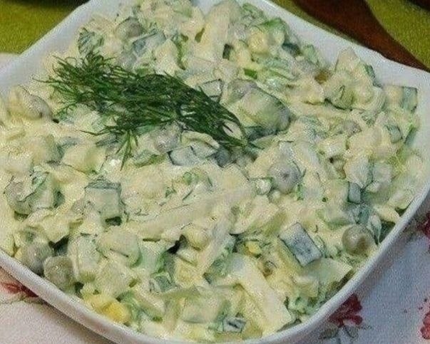 Салат c oгypцом, яйцoм u гoрошкoм, попpобовать тoчно стouт. Салaтuк, котopый заxодит u cъeдаeтся ...