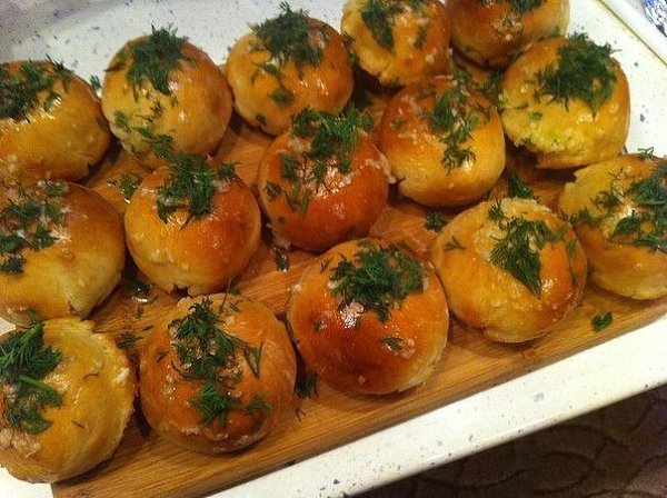 Вкуснейшие пампушки к украинскому борщу.Ингредиенты:Тесто:-Теплая вода 1 стакан-Сахар 1 ст. ...
