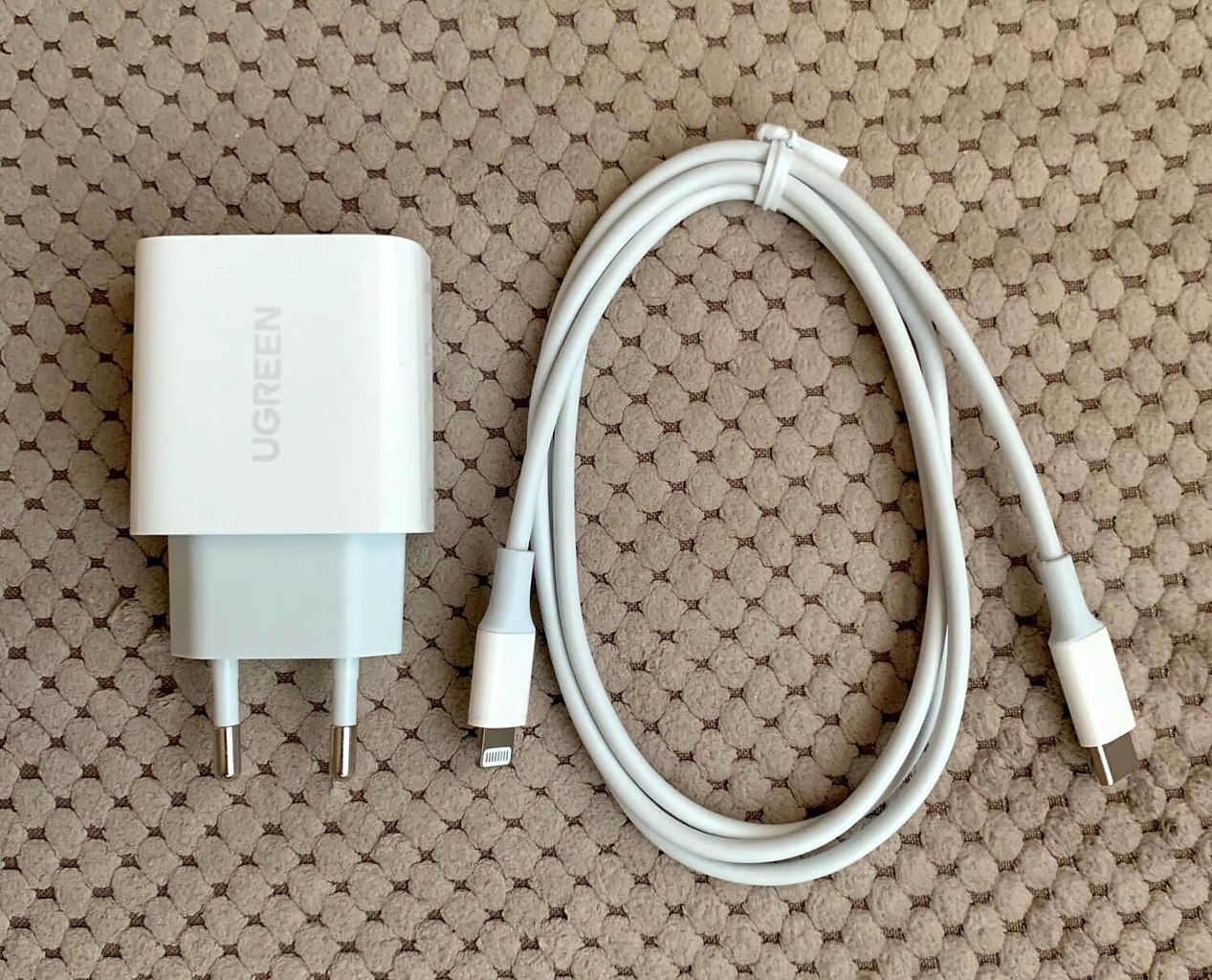  Apple        (   USB-C  Lightning ...