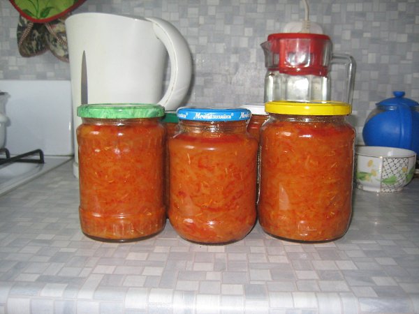 Кабачковая вкуснятина).4кг кабачков, 0,680л томатного соуса или 0,5л томатной пасты, 400гр сахара, ...
