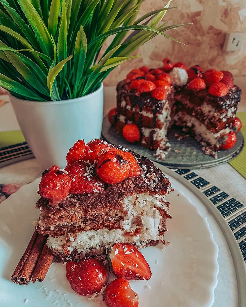 Вкусный торт Баунти.. Для бисквита нам нужно: Яйца, у меня от - 3 шт Сахар - 120 гр Соль - щепотка ...
