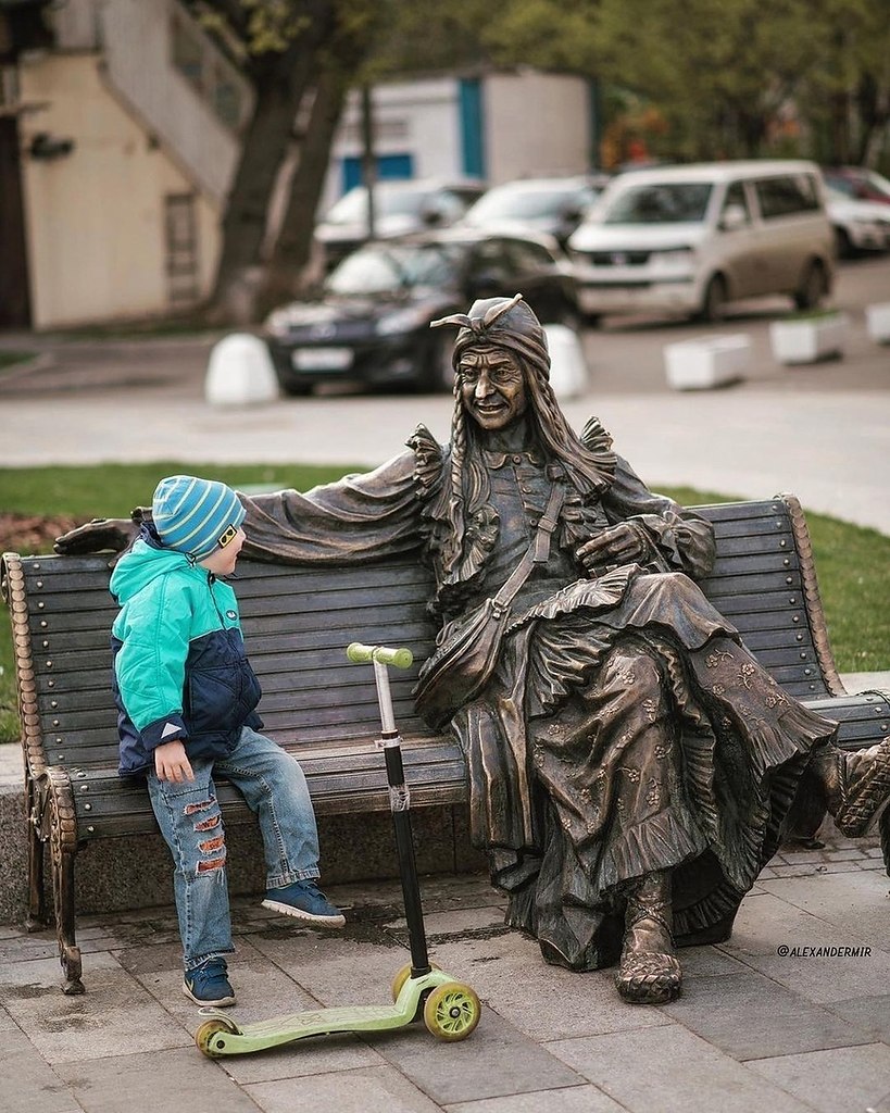 Памятник бабе Яге в Москве на Тимирязевской