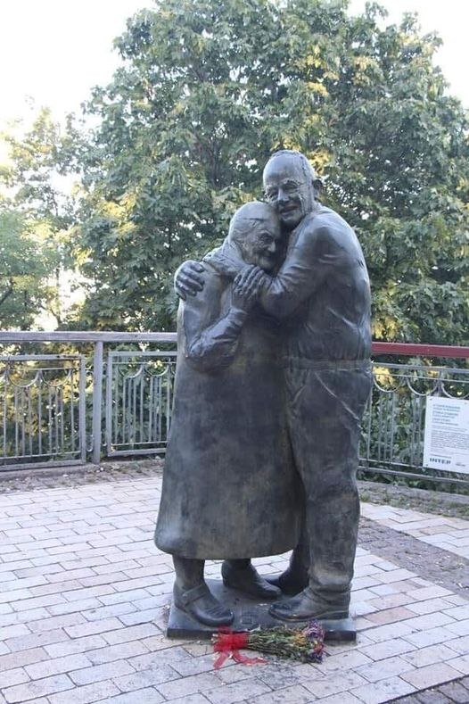 Очень трогательный рассказ... Прочитайте пожалуйста.ПАМЯТНИК НЕВЕРОЯТНОЙ ЛЮБВИ!"Пусть у неё не ...