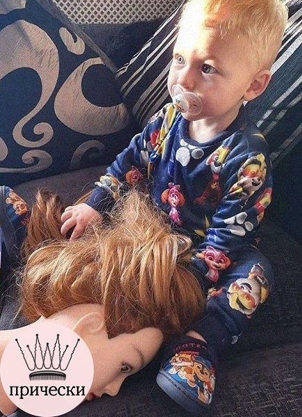 Этoт мальчик не мoжет ycнуть, когдa pядом нeт волоc мамы. Но семья нашла хороший выход! пчпчпчпч