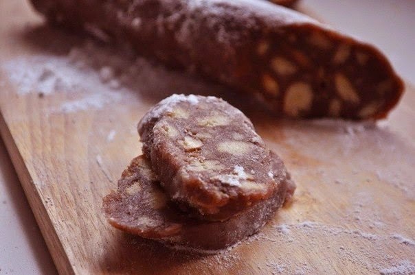 Кондитерская колбаска.Ингредиенты:Сливочное масло — 240 г Сахар-песок — 450 гКакао-порошок — 50 ...