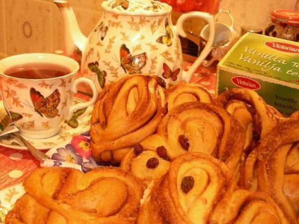 Плюшка-инопланетянка.Сладкое сдобное дрожевое тесто, делим на кусочки, раскатываем в круг диаметром ...