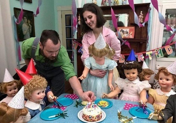 Супруги Мэдлин и Малачи Дрессел реставрировали и коллекционировали старых кукол. Как-то они обратили ...