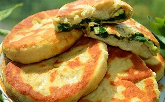 Пирожки с зеленым луком и яйцом. Тесто: кефир 300 мл сода неполная чайная ложка соль неполная ...