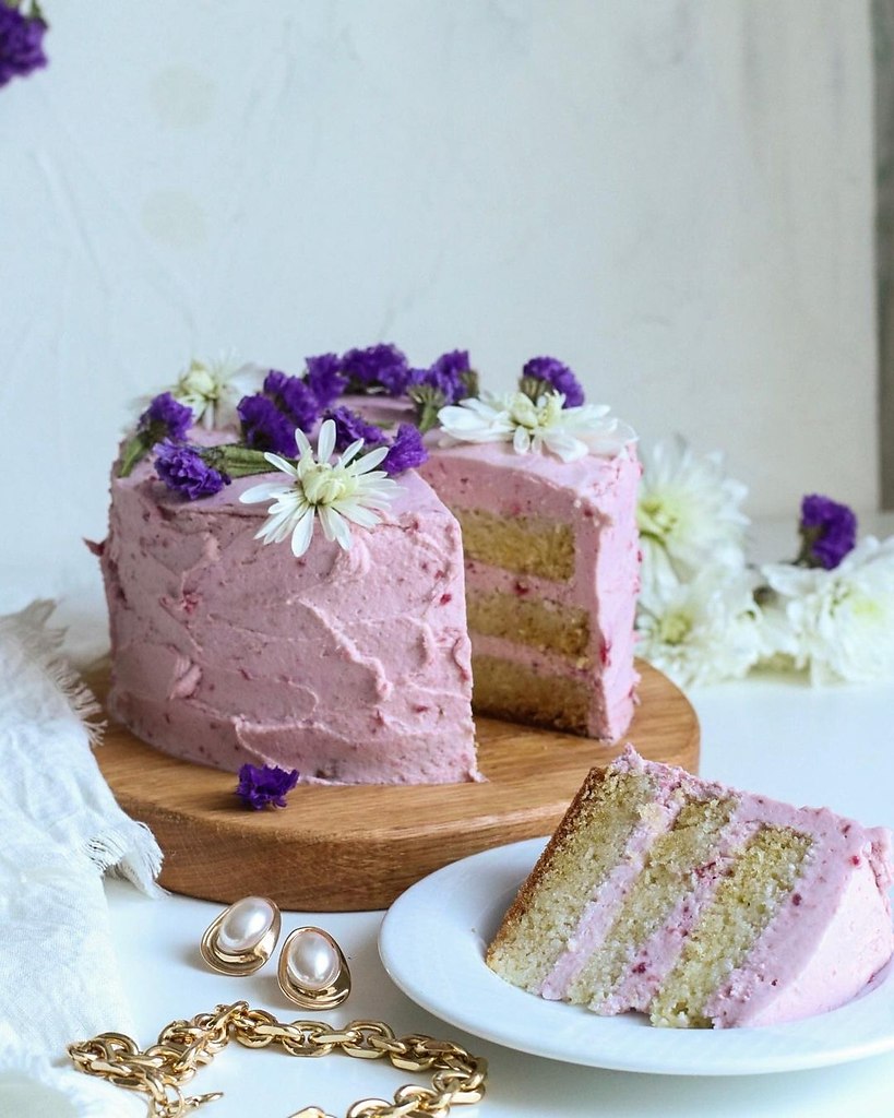        / CAKE WITH RASPBERRY CREAM AND COCONUT SYRUP. ...