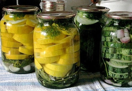 Кабачки по-болгарски не требуют много усилий. Заготовка простая. Даже огурцы по такому рецепту ...