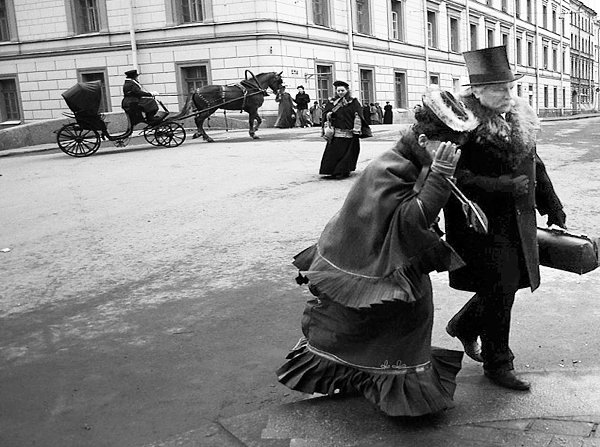 люди разных сословий 19 века на одной улице