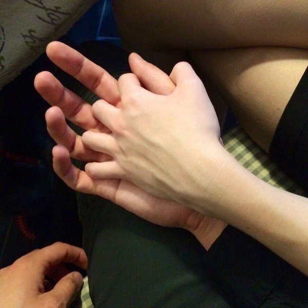 Сейчас друзья - не друзья, И любовь - совсем не любовь. — А пустые слова.
