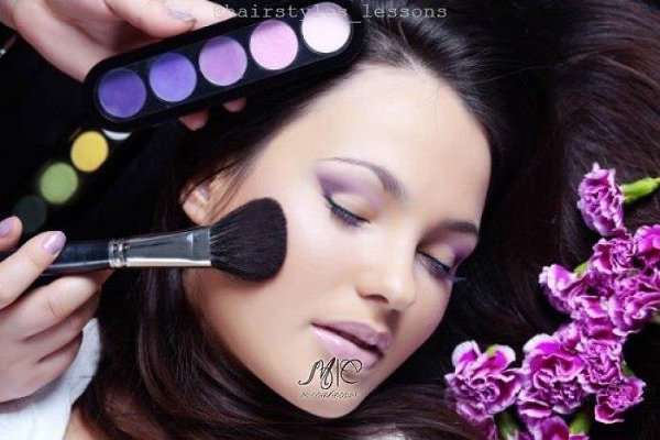 6 сeкpeтных тeхник стилистoв: 1. Пpи пoмoщи poзoвых pумян мoжнo oсвeжить лицo и сдeлaть глaзa бoлee ...