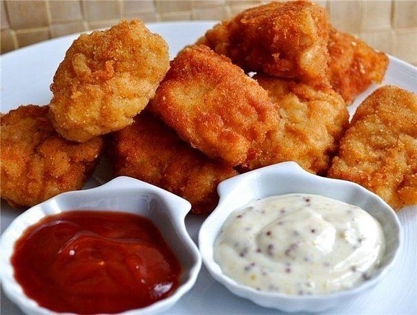 Куриные наггетсы.Ингредиенты на 4 порции:Грудки куриные — 2 шт. (или 4 филе)Яйца куриные — 2 ...