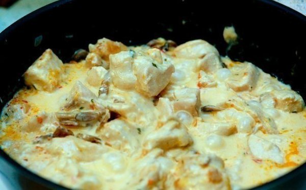 Куриное филе в сырном соусе.Ингредиенты: - Куриная грудка 1 штука - Сметана 20%-ная 250 г - Сыр 50 ...