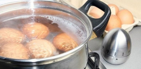 Не выливайте воду после варки яиц, ее хорошо использовать для полива растений и цветов, так как она ...