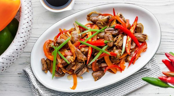 Острые куриные сердечки с перцем и луком.Ингредиенты:800 г куриных сердечек1 красный сладкий перец1 ...