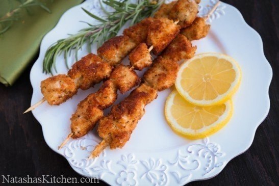 Панированные шашлычки из курицы.Ингредиенты:бамбуковые шампуры 10 шт.курица (грудка или бедрышки без ... - 10