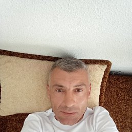 Aleksandr, 44, 