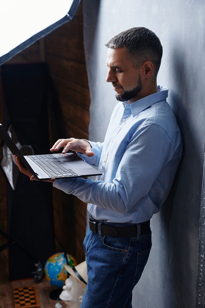 Требуются люди для настройки рекламы на сайтах. ... - Я не стерва, это ...