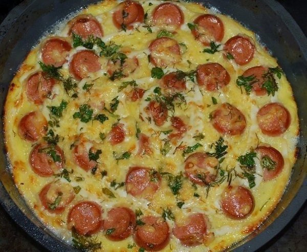 ЗАПЕКАНКА ИЗ КАРТОФЕЛЯ С СОСИСКАМИ.Ингредиенты:· 5 картофелин· 4 сосиски· 2 яйца· 100 г твердого ...