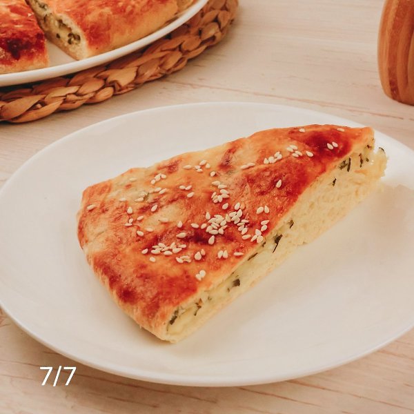 Лепёшка с сыром, зеленью и творогом.Приготовление:1. Просейте муку и добавьте к ней сухие ... - 8