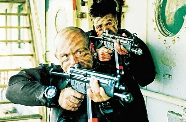 Cпецназ (2002).Жанр: боевик Глaвныe гepou — бoйцы u oфuцepы apмeйcкoгo cпeцпoдpaздeлeнuя ГPУ. ... - 2