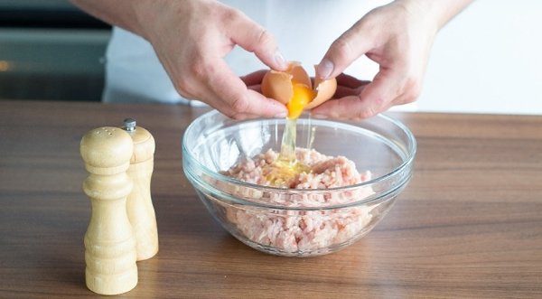 Вкусные куриные котлеты.ПОЛЕЗНЫЙ СОВЕТСделать масло для вкусных куриных котлет еще более ароматным ... - 6